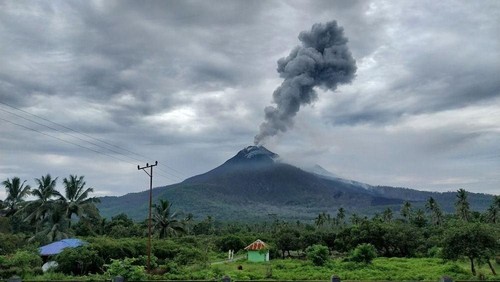 Gunung Lewotobi Laki-laki di Flores Timur, Nusa Tenggara Timur (NTT), kembali meletus pada Kamis (2/1/2025). (Foto: Dok. PVMBG)