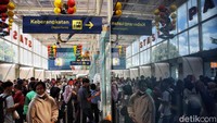 Stasiun Senen juga ramai oleh penumpang yang akan melakukan kerangkatan.
