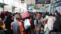 Antrean penumpang yang akan berangkat terlihat di ruang keberangkatan.