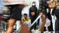 Para penumpang yang akan melakukan keberangkatan tampak membawa tas besar hingga koper.