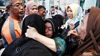 Sebagian penumpang diantar ke stasiun oleh keluarganya. Bahkan ada penumpang yang dicium dan dipeluk keluarganya sebelum berangkat meninggalkan Jakarta.