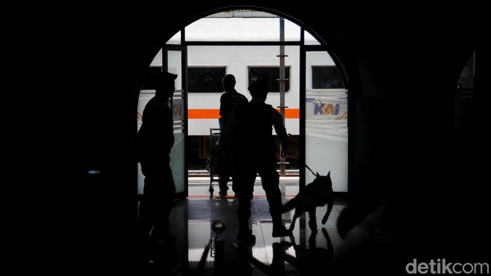 H+2 tahun baru, Stasiun Senen dipadati oleh penumpang, Kamis (2/1/2025). Ada yang tiba maupun berangkat dari stasiun tersebut.