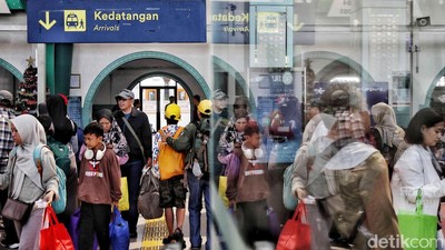H+2 Tahun Baru, Penumpang Padati Stasiun Senen