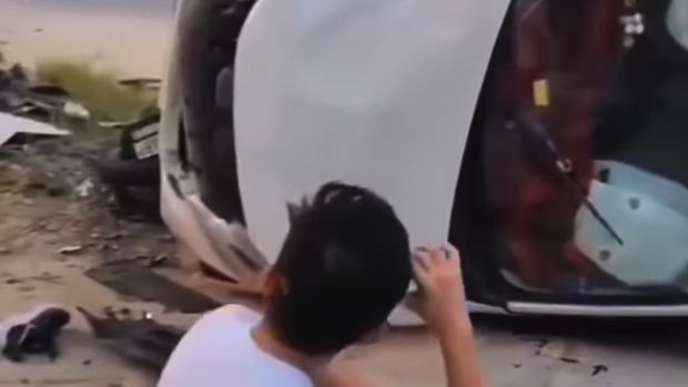 Heboh pengendara mobil Toyota Calya tabrak motor berisi tiga orang sekeluarga hingga tewas di Pekanbaru.