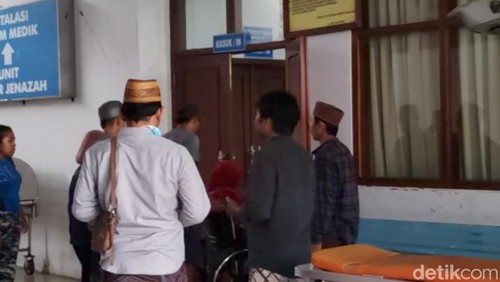 Ibu korban di kursi roda menanti kesiapan jenazah AR dibawa pulang ke rumah duka di Buleleng, Bali.