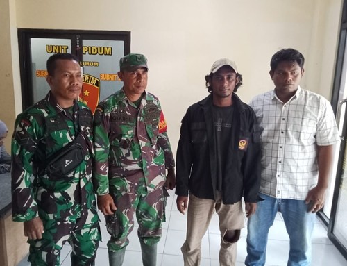 Ilham (berjaket dan kaus hitam), terduga pelaku yang membunuh istrinya Jumiati, diserahkan ke Polres Bima oleh dua Babinsa, Kamis (2/1/2025) sore. (Istimewa)