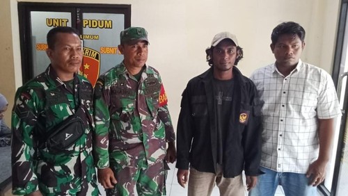 Ilham (berjaket dan kaus hitam), terduga pelaku yang membunuh istrinya Jumiati, diserahkan ke Polres Bima oleh dua Babinsa, Kamis (2/1/2025) sore. (Istimewa)