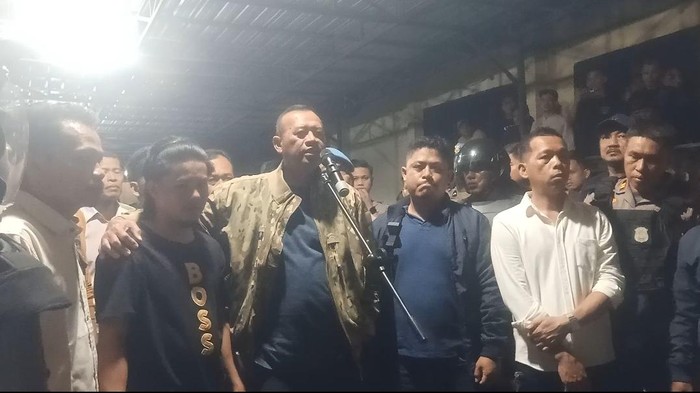 Kapolda Sulawesi Barat (Sulbar) Irjen R Adang Ginanjar saat menemui massa HMI yang menggeruduk Polresta Mamuju.