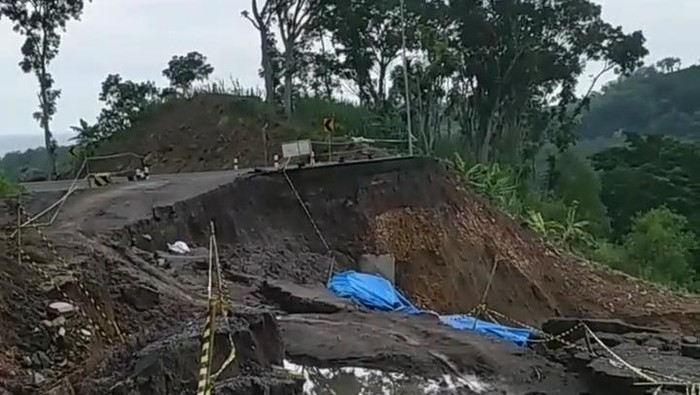 Jalur Kelok 9 JLS Kabupaten Malang yang kembali longsor