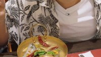 Kalau ini momen Jirayut menikmati tom yum pok tek berkuah bening yang asam segar. Ia menikmati tom yum itu di restoran Jitlada. Foto: Instagram @jirayutdaa4official