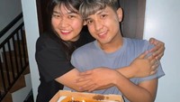 Ini momen Jirayut bersama asistennya. Ia merayakan ulang tahun sang asisten dengan martabak kacang cokelat yang dibentuk pizza. Foto: Instagram @jirayutdaa4official