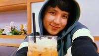 Jirayut sering berpose manis ketika selfie. Ini momenya menikmati es Thai tea yang manis segar di sebuah restoran. Foto: Instagram @jirayutdaa4official
