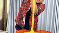 Ia telah berkarir selama 6 tahun di Indonesia. Ini momennya ketika merayakan anniversary bersama penggemarnya. Jirayut tampak menyuguhkan bakso berbentuk hati dengan lelehan keju. Foto: Instagram @jirayutdaa4official