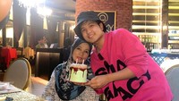 Tahun lalu, Jirayut sempat berpose dengan sang ibunda. Pedangdut asal Thailand itu merayakan ulang tahun sang ibu di sebuah restoran. Foto: Instagram @jirayutdaa4official
