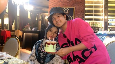 Gaya Seru Jirayut Saat Nikmati Tom Yum hingga Bakso Keju