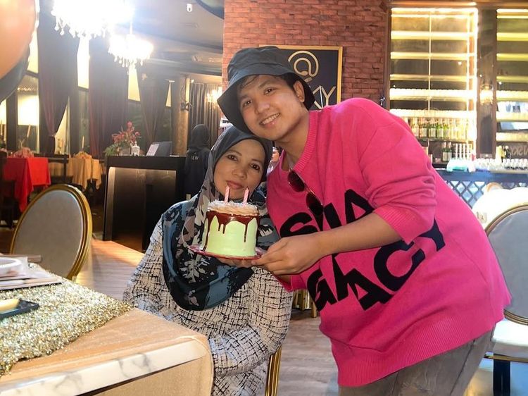 Gaya Seru Jirayut Saat Nikmati Tom Yum hingga Bakso Keju
