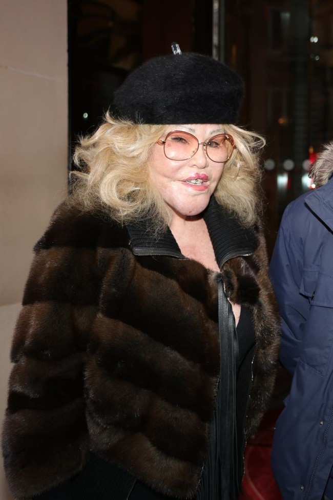 Pada 8 Desember 2024, Jocelyn Wildenstein masih tampak bugar dengan ‘wajah baru’ yang viral dan jadi kontroversi. Wajahnya itu diduga hasil dari operasi plastik.  Foto: GC Images/MEGA