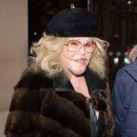 Pada 8 Desember 2024, Jocelyn Wildenstein masih tampak bugar dengan ‘wajah baru’ yang viral dan jadi kontroversi. Wajahnya itu diduga hasil dari operasi plastik.  Foto: GC Images/MEGA