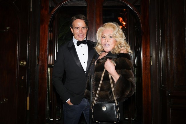 Inilah penampilannya pada Oktober 2024 bersama kekasihnya Lloyd Klein. Klein lah orang pertama yang mengabarkan bahwa kekasihnya itu tutup usia. “Kami menikmati happy hour yang menyenangkan di malam yang sama dan bersiap untuk perayaan tahun baru, kami tidur sebentar untuk tamil lebih segar sebelum siap-siap berpakaian,” ungkapnya kepada AFP.  Foto: GC Images/MEGA