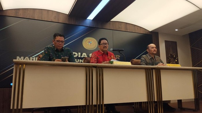Jubir MA Yanto (tengah) menggelar konferensi pers.