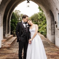 “Saya telah mencoba banyak gaun di butik dan selalu tahu saya menginginkan sesuatu yang sederhana namun timeless,” ungkap Julia kepada People. Foto: dok. Instagram Fotografer @authormade