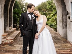 Foto Wanita Pakai Baju Pengantin Bekas Rp 400 Ribu, Penampilannya Viral