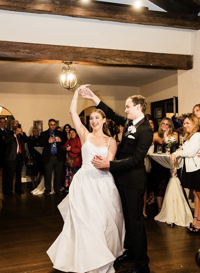 Seorang pengantin berhasil mencuri perhatian di media sosial dengan baju pengantin yang dikenakan. Wanita bernama Julia Stern Webber tampil memukau di pernikahannya dengan mengenakan gaun pengantin bekas yang toko barang-barang bekas. Foto: dok. Instagram Fotografer @authormade