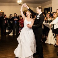 Seorang pengantin berhasil mencuri perhatian di media sosial dengan baju pengantin yang dikenakan. Wanita bernama Julia Stern Webber tampil memukau di pernikahannya dengan mengenakan gaun pengantin bekas yang toko barang-barang bekas. Foto: dok. Instagram Fotografer @authormade