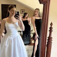 Julia yang menikah pada 22 Desember 2024 itu pun jadi viral. Pujian pun mengalir untuk Julia. “Wow, ini baju pengantin bekas yang paling bagus yang pernah aku lihat,” tulis netizen di TikTok. “Apa hanya $25? Indah sekali,” puji lainnya yang sekaligus tidak percaya dengan harga gaunnya yang terjangkau.  Foto: dok. TikTok @juliasjems