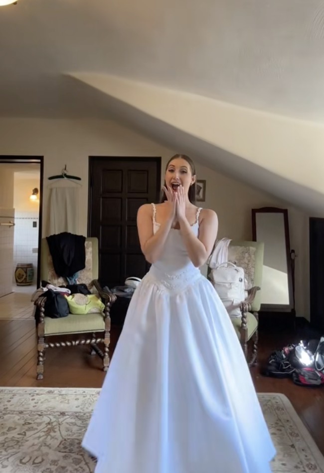 Wanita 26 tahun asal Florida itu tidak pernah menyangka bahwa gaun pengantin impiannya akan ditemukan di sebuah toko barang bekas. Foto: dok. TikTok @juliasjems