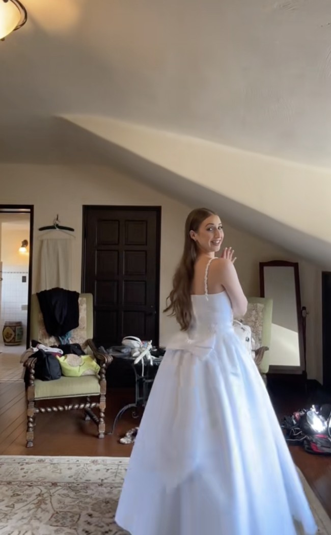 “Saat saya melihat gaun ini di toko barang bekas, saya langsung tahu ini adalah gaun yang saya cari,” tambahnya.  Foto: dok. TikTok @juliasjems