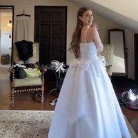 “Saat saya melihat gaun ini di toko barang bekas, saya langsung tahu ini adalah gaun yang saya cari,” tambahnya.  Foto: dok. TikTok @juliasjems