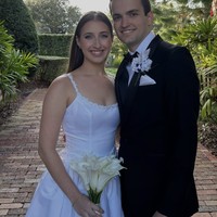 Gaun putih vintage tersebut memiliki potongan leher scoop-neck, detail payet berkilauan, serta rok mengembang. Bagian punggungnya dilengkapi pita besar yang menjuntai, memberikan kesan romantis dan klasik. Foto: dok. TikTok @juliasjems