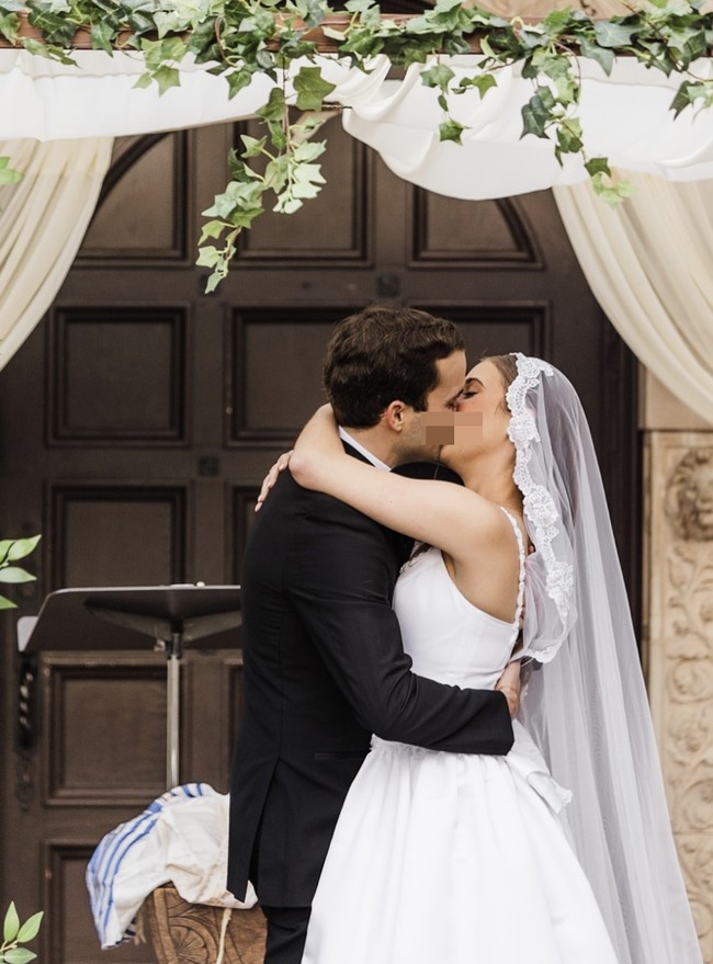 “Saya sangat terpikat dengan detail halus di payet dan desain pinggang rendah pada gaun ini. Pita di bagian belakangnya mengingatkan saya pada gaun pengantin ibu saya. Sejak kecil, saya bermimpi mengenakan gaun yang membuat saya merasa seperti seorang putri, dan gaun ini mewujudkan mimpi itu,” ungkap Julia. Foto: dok. Instagram Fotografer @authormade