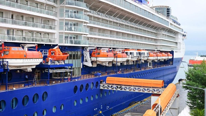 Kapal Pesiar Bersandar di Benoa Awal 2025 Wisatawan mancanegara penumpang kapal pesiar Celebrity Millennium turun dari kapal setibanya di Pelabuhan Benoa, Denpasar, Bali, Kamis (2/1/2025). Kapal pesiar berbendera Malta yang mengangkut sekitar 2.400 orang penumpang dan 970 kru tersebut menjadi kapal pesiar pertama yang bersandar di Pelabuhan Benoa pada tahun 2025. ANTARA FOTO/Fikri Yusuf/nym.