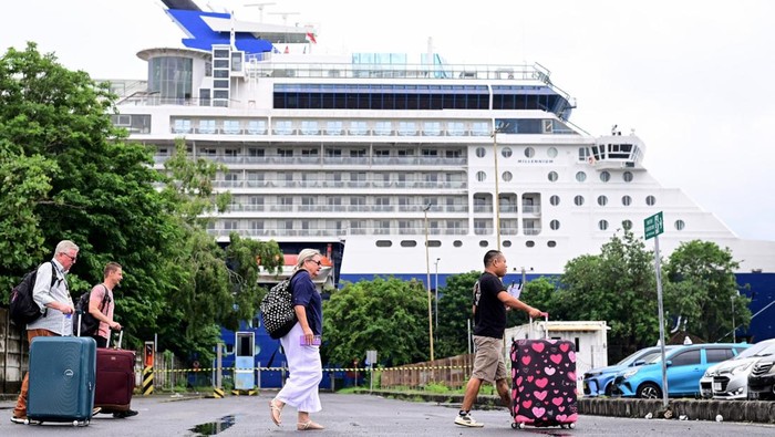 Kapal Pesiar Bersandar di Benoa Awal 2025 Wisatawan mancanegara penumpang kapal pesiar Celebrity Millennium turun dari kapal setibanya di Pelabuhan Benoa, Denpasar, Bali, Kamis (2/1/2025). Kapal pesiar berbendera Malta yang mengangkut sekitar 2.400 orang penumpang dan 970 kru tersebut menjadi kapal pesiar pertama yang bersandar di Pelabuhan Benoa pada tahun 2025. ANTARA FOTO/Fikri Yusuf/nym.