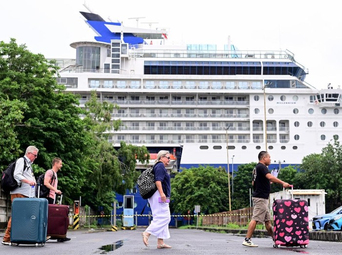 Wisatawan mancanegara penumpang kapal pesiar Celebrity Millennium turun dari kapal setibanya di Pelabuhan Benoa, Denpasar, Bali, Kamis (2/1/2025). Kapal pesiar berbendera Malta yang mengangkut sekitar 2.400 orang penumpang dan 970 kru tersebut menjadi kapal pesiar pertama yang bersandar di Pelabuhan Benoa pada tahun 2025. ANTARA FOTO/Fikri Yusuf/nym.