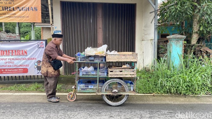 Karmi, pedagang sayur di Kampung Rancagoong, Desa Gegerbitung, Kecamatan Gegerbitung, Sukabumi.
