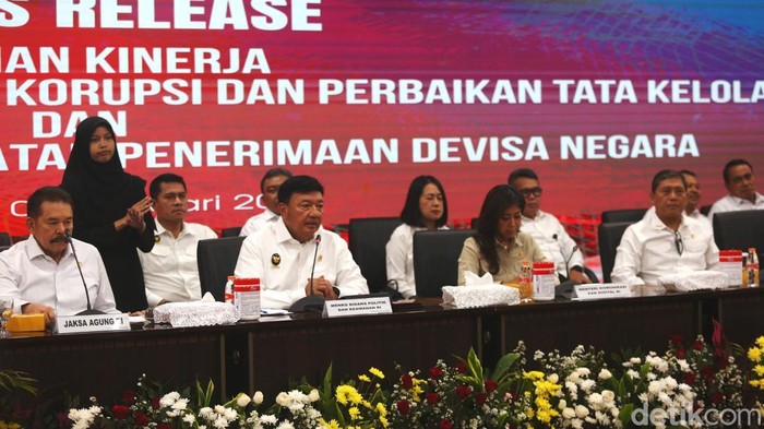 Kejagung Jerat Lima Korporasi Jadi Tersangka di Kasus Korupsi Timah Kejaksaan Agung (Kejagung) terus mengembangkan kasus korupsi PT Timah. Kini, Kejagung menetapkan lima tersangka korporasi yang terlibat dalam tindak pidana pencucian uang (TPPU) dalam kasus korupsi di PT Timah. Hal itu disampaikan dalam jumpa pers di Kejagung, Jakarta, Kamis (2/1/2025).