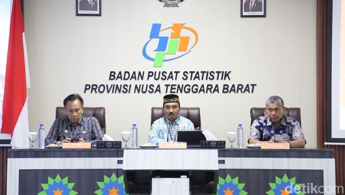 Kepala BPS NTB Wahyudin (tengah) saat merilis angka inflasi di Mataram, Kamis (2/1/2024).