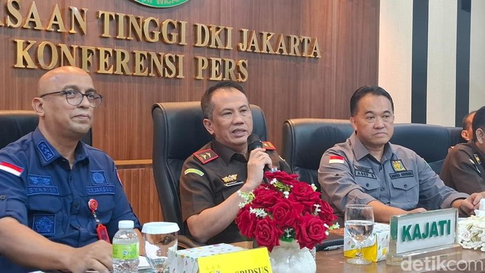 Kepala Kejati DKI Jakarta Patris Yusrian Jaya dalam konferensi pers di Kantor Kejati Jakarta.