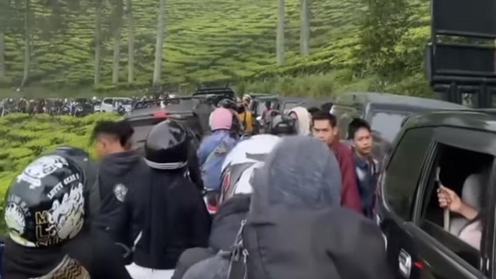 Kondisi kepadatan lalu lintas di jalur wisata Gunung Dempo Pagar Alam.