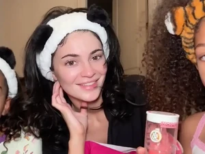 Temani Anak Bikin Tutorial Skincare, Kylie Jenner Malah Digosipkan Hamil
