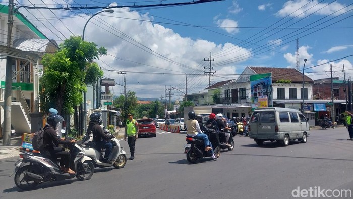 Lalu lintas di Simpang 3 Pendem, salah satu pintu keluar-masuk ke Kota Batu melalui Kota Malang dan Karangploso.