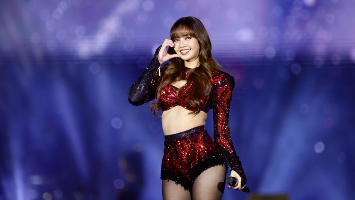 Lisa BLACKPINK Tampil di Amazing Thailand Countdown 2025