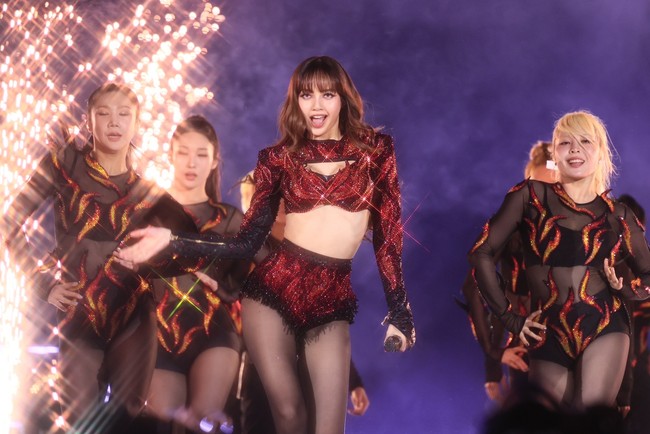 Dalam kesempatan itu, Lisa BLACKPINK tampil memukau dengan kostum panggung bling-bling berwarna merah. Dia menyanyikan sejumlah lagu andalannya termasuk LALISA, MONEY, New Woman, Moonlit Floor versi remix, dan ROCKSTAR. Foto: dok. A Nice Entertainment