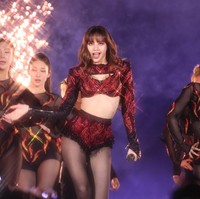 Dalam kesempatan itu, Lisa BLACKPINK tampil memukau dengan kostum panggung bling-bling berwarna merah. Dia menyanyikan sejumlah lagu andalannya termasuk LALISA, MONEY, New Woman, Moonlit Floor versi remix, dan ROCKSTAR. Foto: dok. A Nice Entertainment