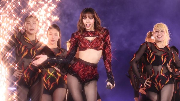 7 Gaya Lisa BLACKPINK Rayakan Tahun Baru di Thailand, Vokalnya Tuai Kritik