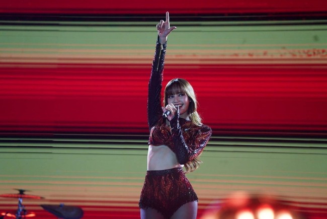 Anak orang terkaya di dunia, Frederic Arnault yang digosipkan berpacaran dengan Lisa BLACKPINK juga hadir untuk memberikan dukungan kepadanya. Pria itu terlihat berada di dekat orang tua Lisa sebelum konser pergantian tahun dimulai. Foto: dok. A Nice Entertainment