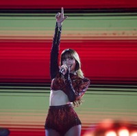 Anak orang terkaya di dunia, Frederic Arnault yang digosipkan berpacaran dengan Lisa BLACKPINK juga hadir untuk memberikan dukungan kepadanya. Pria itu terlihat berada di dekat orang tua Lisa sebelum konser pergantian tahun dimulai. Foto: dok. A Nice Entertainment